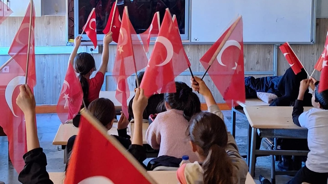  Cumhuriyet Haftası kapsamında 28 Ekim günü ilk derse  öğrencilerimiz 